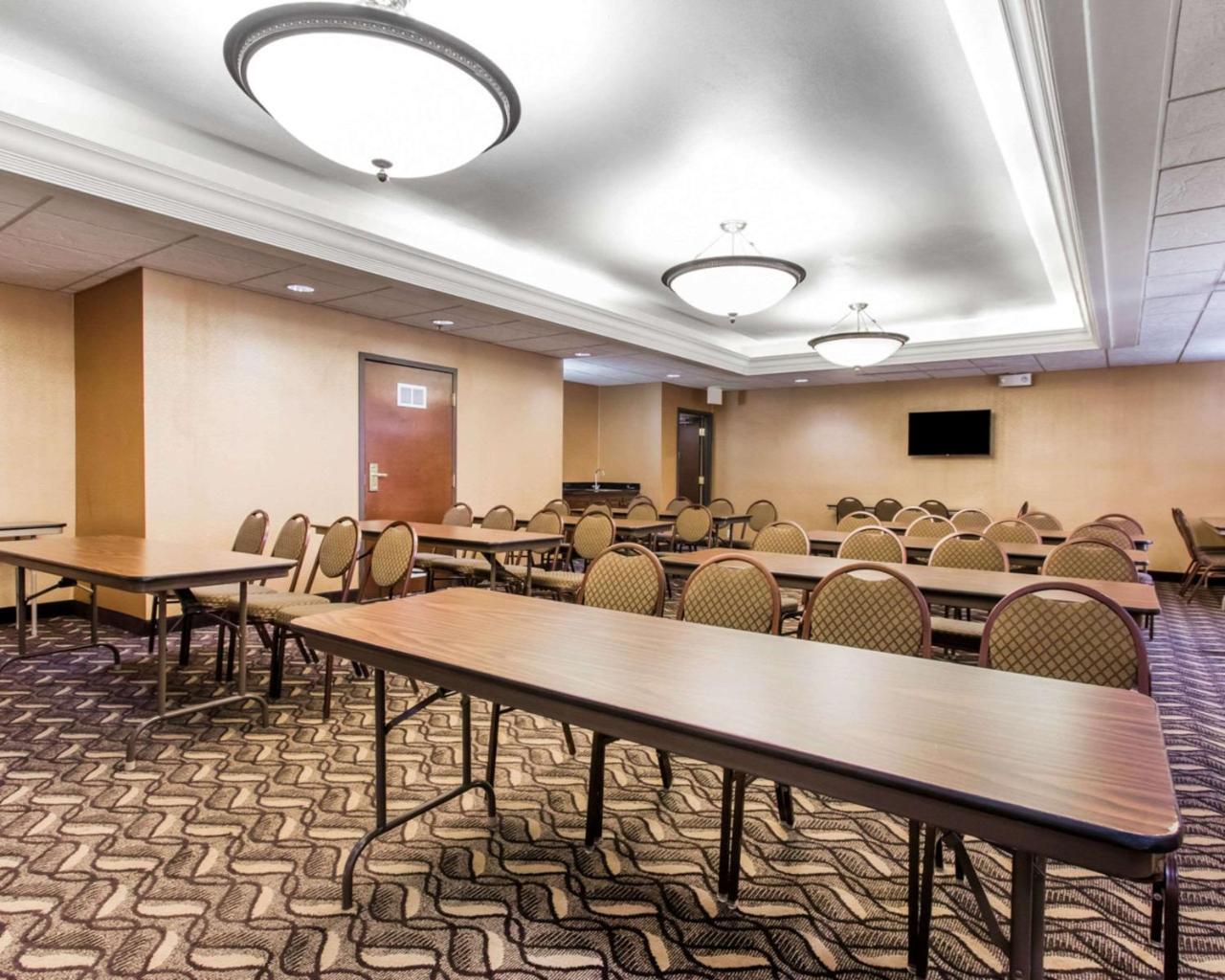 Americinn By Wyndham East 2*