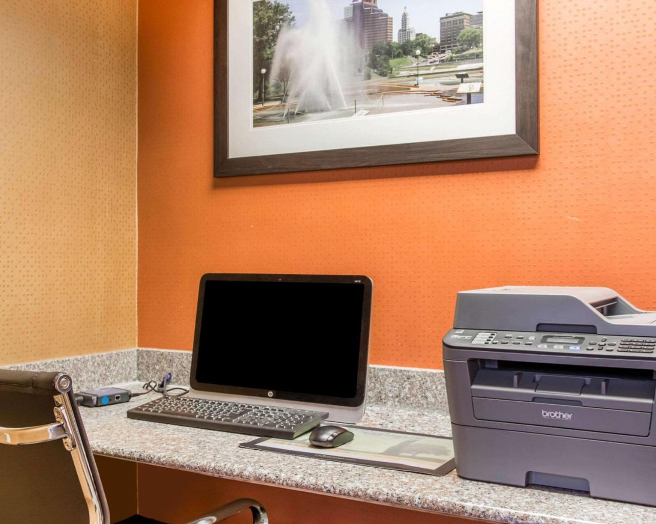 Hotel Americinn By Wyndham East 2*