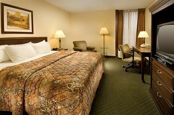 Hotel Americinn By Wyndham East